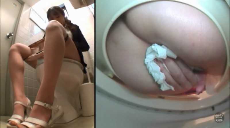 脱糞動画汚れた女性のお尻のたわごと、トイレでおしっこ